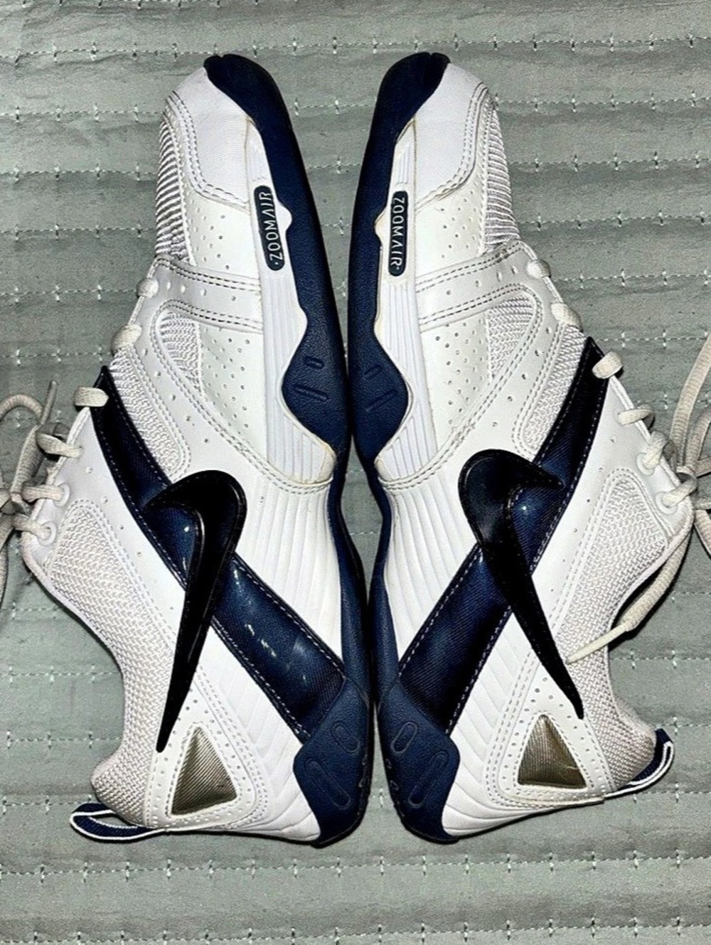 This Nike Zoom Air volleyball shoe pair features an athletic low-top silhouette